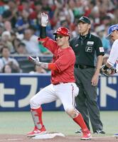 　６回、逆転の２点三塁打を放ち、ベンチへポーズをとる小園（撮影・市尻達拡）