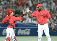 　勝利し、タッチを交わす石原（左）とハーン（撮影・市尻達拡）