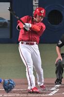 　３回、右前打を放つ佐藤柳