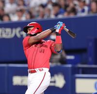 　４回、左越えソロを放つファビアン（撮影・市尻達拡）