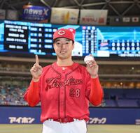 　プロ初登板初先発で初勝利を挙げ、記念撮影に応じる佐藤柳（撮影・市尻達拡）