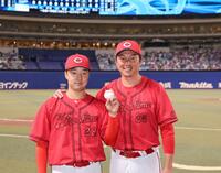 　プロ初勝利の記念球を手に新井監督と記念撮影に応じる佐藤柳（撮影・市尻達拡）