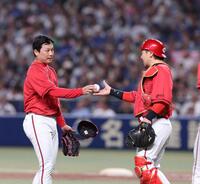 　８回、途中降板を告げられ、ボールを会沢（右）に渡す栗林（撮影・市尻達拡）