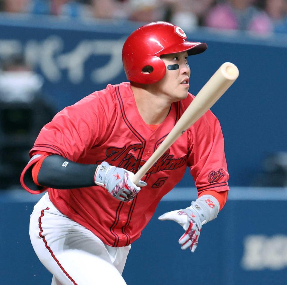 　６回、逆転２点三塁打を放つ小園（撮影・市尻達拡）