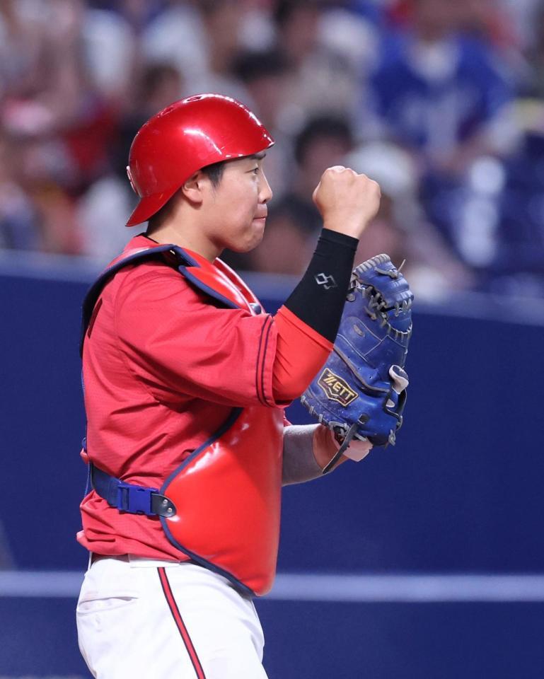 　９回、尾田の本盗阻止で勝利し、ガッツポーズする石原（撮影・市尻達拡）