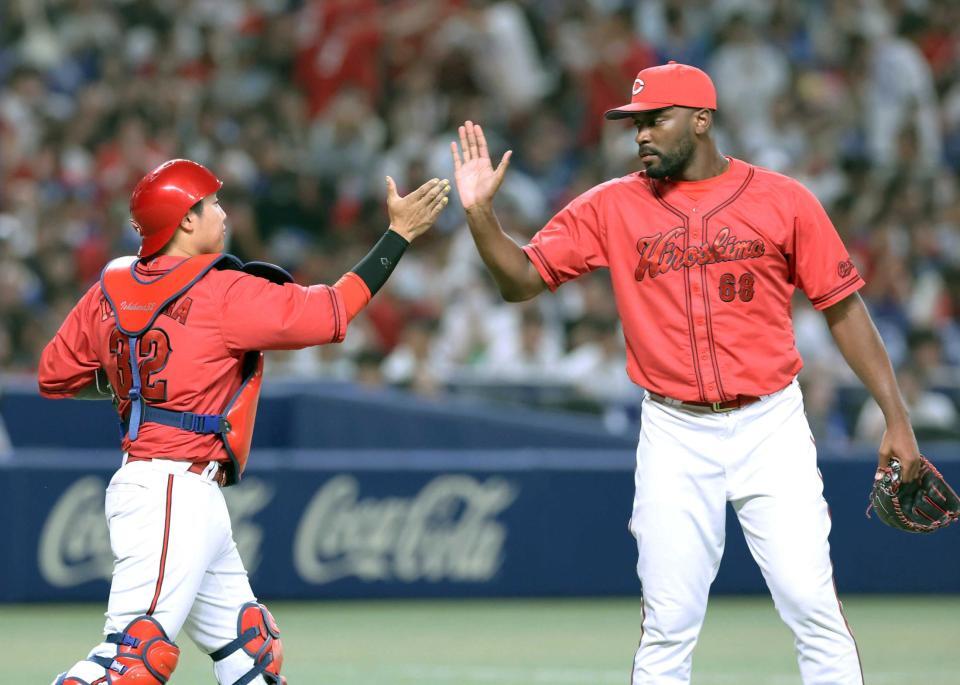 　勝利し、タッチを交わす石原（左）とハーン（撮影・市尻達拡）