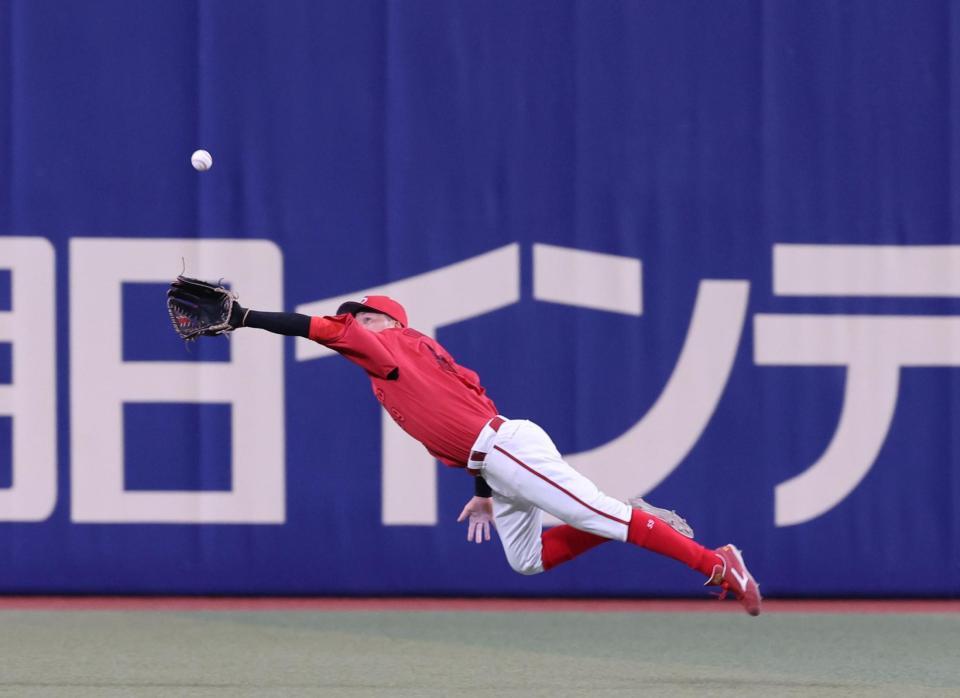 　８回、岡林の飛球を好捕する大盛（撮影・市尻達拡）