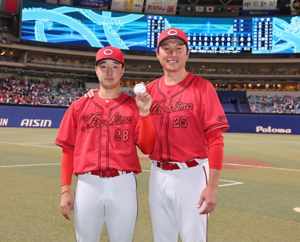 　プロ初勝利の記念球を手に新井監督と記念撮影に応じる佐藤柳（撮影・市尻達拡）