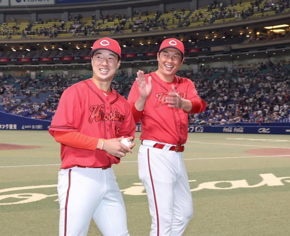 　プロ初勝利の記念撮影を終え、笑顔を見せる佐藤柳と新井監督（撮影・市尻達拡）