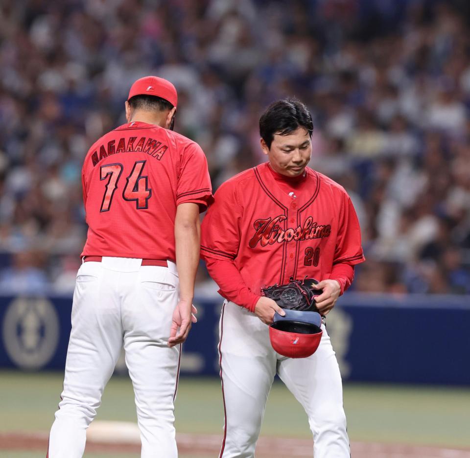 　８回途中、降板を告げられ、マウンドを降りる栗林（右）＝撮影・市尻達拡