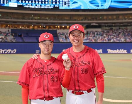 　プロ初勝利の記念球を手に新井監督と記念撮影に応じる佐藤柳（撮影・市尻達拡）