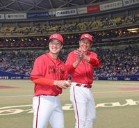 　プロ初勝利の記念撮影を終え、笑顔を見せる佐藤柳（左）と新井監督（撮影・市尻達拡）