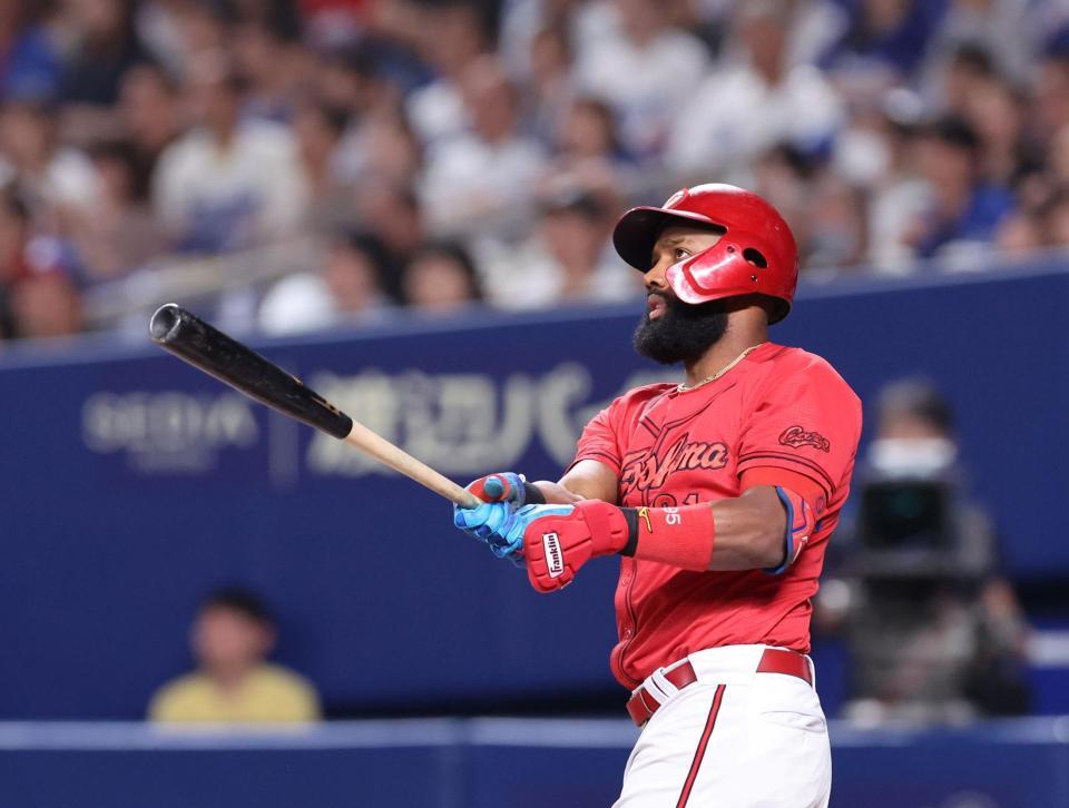 　４回、左越えソロを放つファビアン（撮影・市尻達拡）