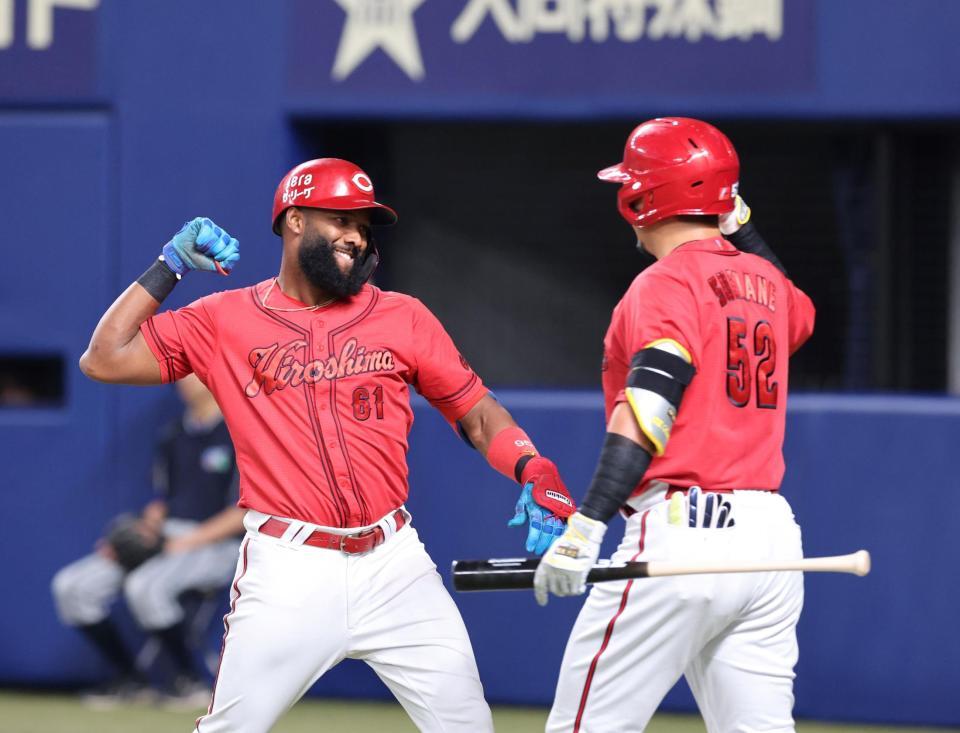 　４回、左越えソロを放ち、末包と肘タッチを交わすファビアン（撮影・市尻達拡）