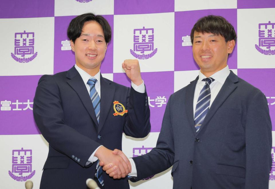 　広島２位指名を受け、安田監督（右）と握手する富士大・佐藤＝２０２４年１０月