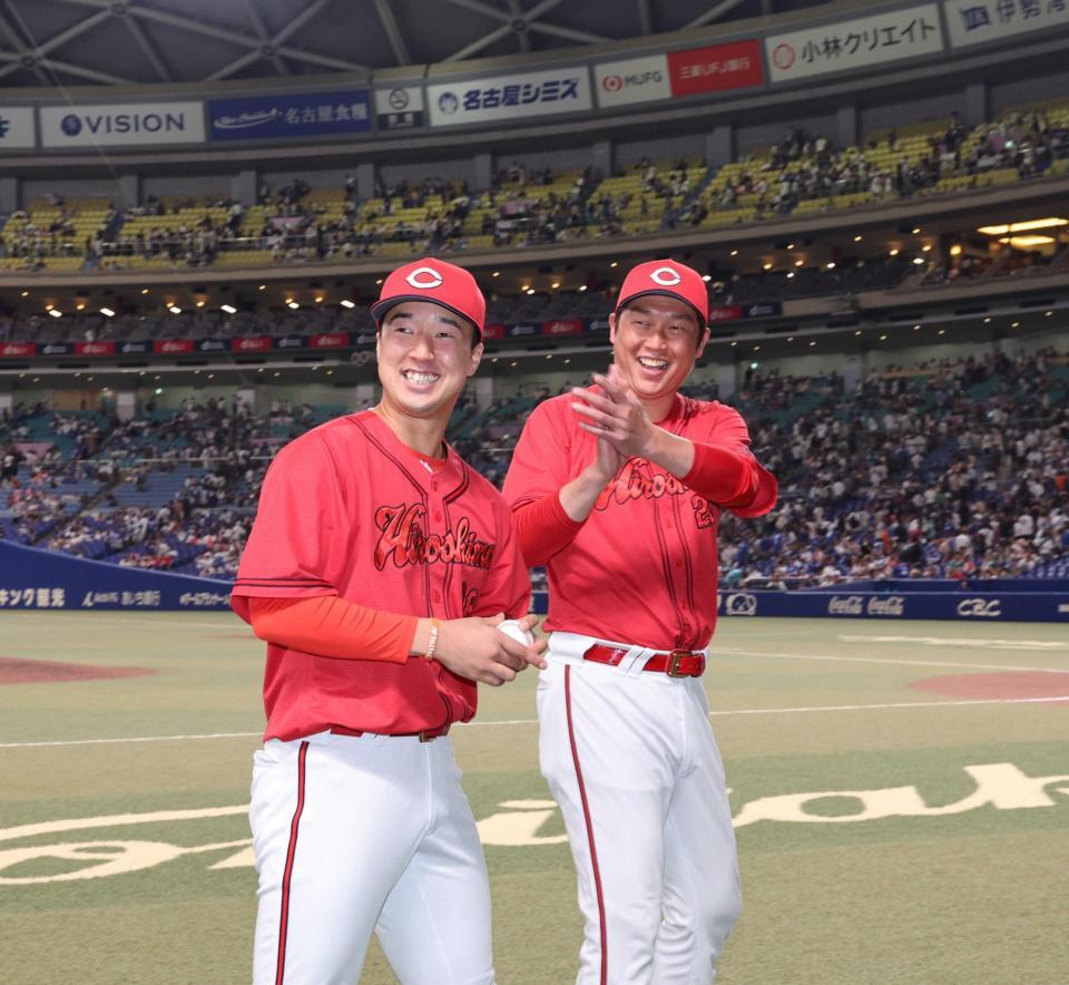 　プロ初勝利の記念撮影を終え、笑顔を見せる佐藤柳（左）と新井監督（撮影・市尻達拡）