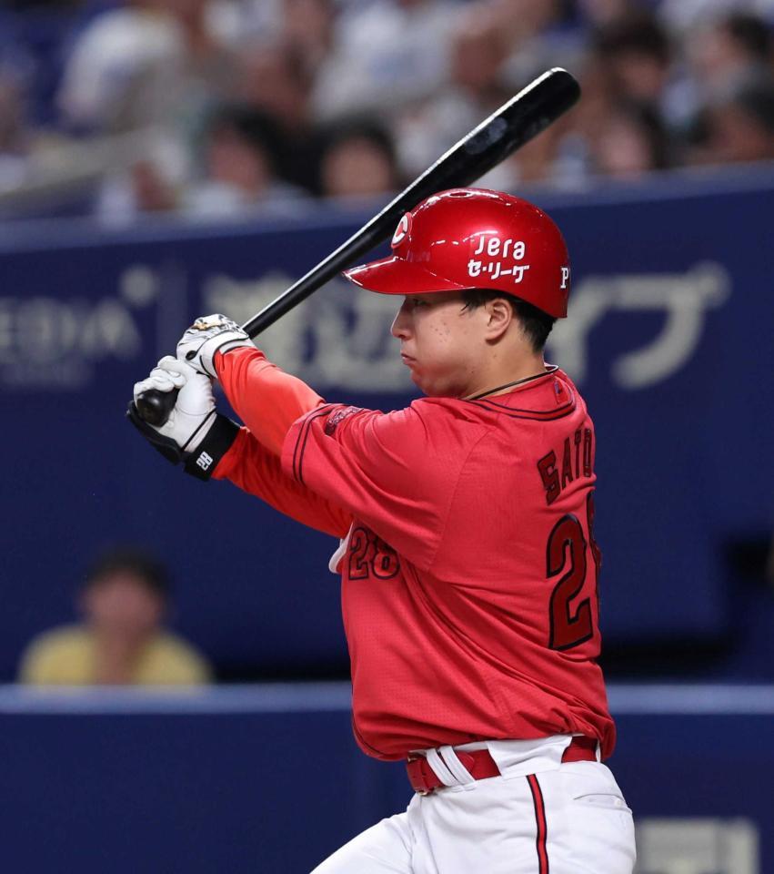 　３回、プロ初打席で、初安打となる右前打を放つ佐藤柳
