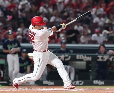 　６回、左越えソロを放つ末包（撮影・市尻達拡）