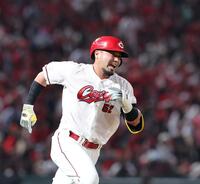 　６回、左越えソロに、全力疾走する末包（撮影・市尻達拡）