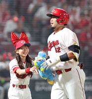 　６回、左越えソロを放ち、ホームランガールからスラィリー人形を受け取る末包（撮影・市尻達拡）