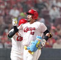 　６回、左越えソロを放ち、表情を崩す末包（撮影・市尻達拡）