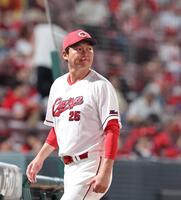 　７回の攻撃を終え、投手交代を告げる新井監督（撮影・市尻達拡）