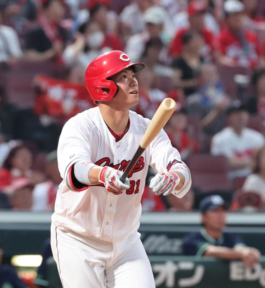 　４回、右越えソロを放つ坂倉（撮影・市尻達拡）