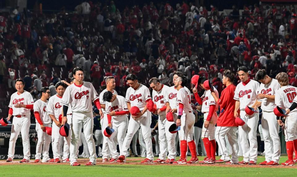 　ヤクルトと引き分け、あいさつする広島ナイン