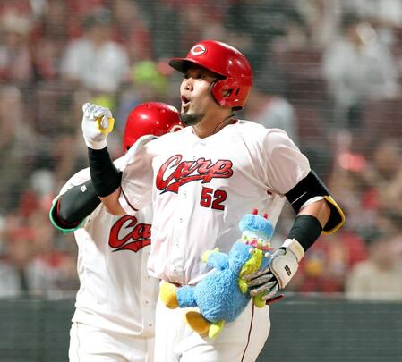 　６回、左越えソロを放ち、表情を崩す末包（撮影・市尻達拡）