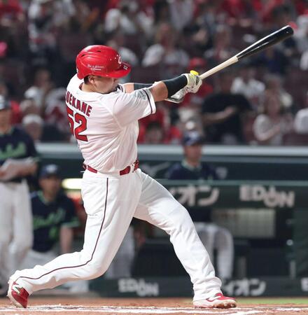 　６回、左越えソロを放つ末包