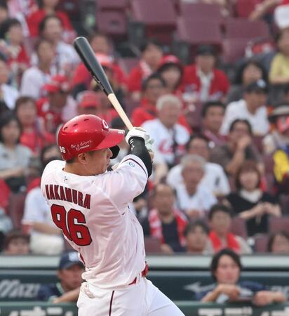 　３回、左越え２ランを放つ中村奨（撮影・市尻達拡）