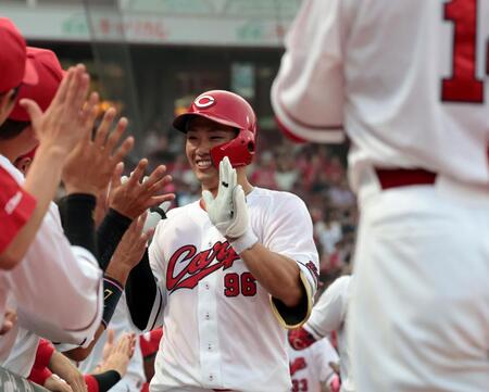 　３回、左越え２ランを放ち、ポーズを決める中村奨（撮影・市尻達拡）