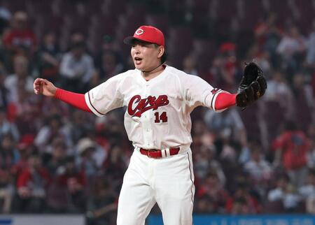 　６回、オスナを空振り三振に仕留め、両手を広げる大瀬良（撮影・市尻達拡）