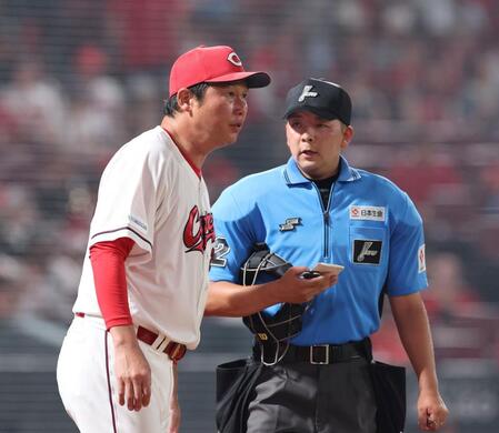 　９回の守備を前に、選手交代を告げる新井監督（撮影・市尻達拡）