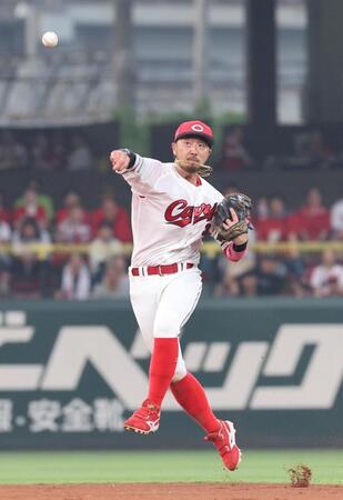 　５回、奥川の打球を好捕する菊池（撮影・市尻達拡）