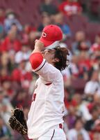 　１回、山田に右越えタイムリー二塁打を浴び、天を仰ぐ（撮影・市尻達拡）