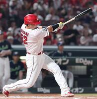 　６回、左越えソロを放つ末包