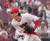 　先発し、力投する大瀬良（撮影・市尻達拡）