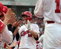 　３回、左越え２ランを放ち、ポーズを決める中村奨（撮影・市尻達拡）