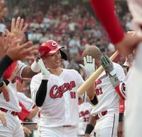 　３回、左越え２ランを放ち、ポーズを決める中村奨（撮影・市尻達拡）