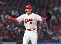 　６回、オスナを空振り三振に仕留め、両手を広げる大瀬良（撮影・市尻達拡）