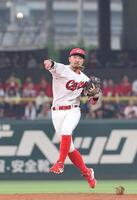 　５回、奥川の打球を好捕する菊池（撮影・市尻達拡）