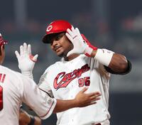 　７回、左前打を放ち、ポーズを決めるモンテロ（撮影・市尻達拡）