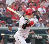 　１回、右中間への二塁打を放つ小園（撮影・市尻達拡）