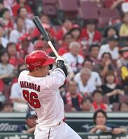 　３回、左越え２ランを放つ中村奨（撮影・市尻達拡）