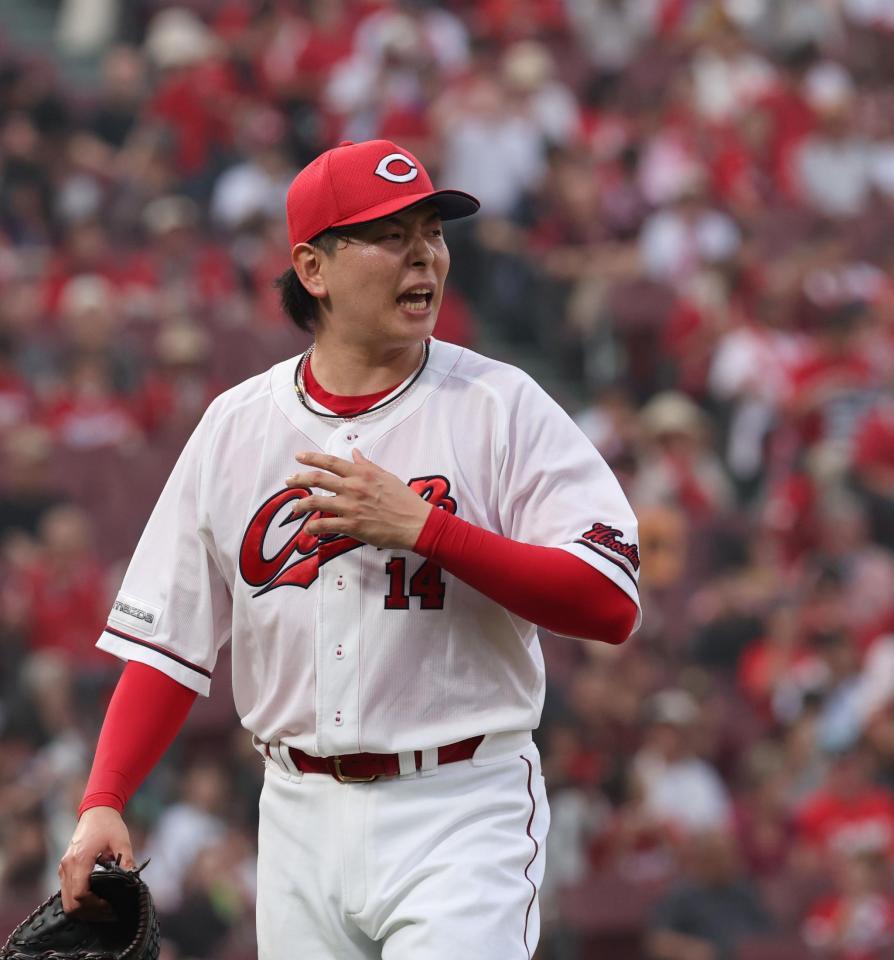 　１回、先制点を許し、顔をしかめながらベンチに戻る大瀬良（撮影・市尻達拡）