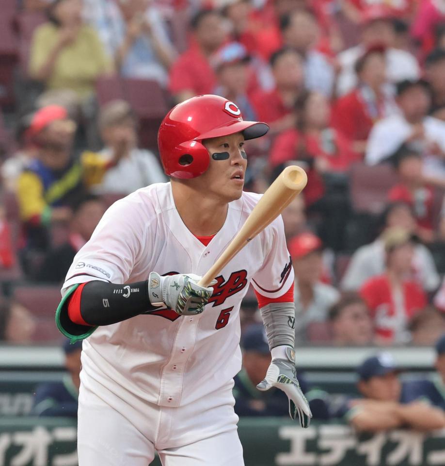 　１回、右中間への二塁打を放つ小園（撮影・市尻達拡）