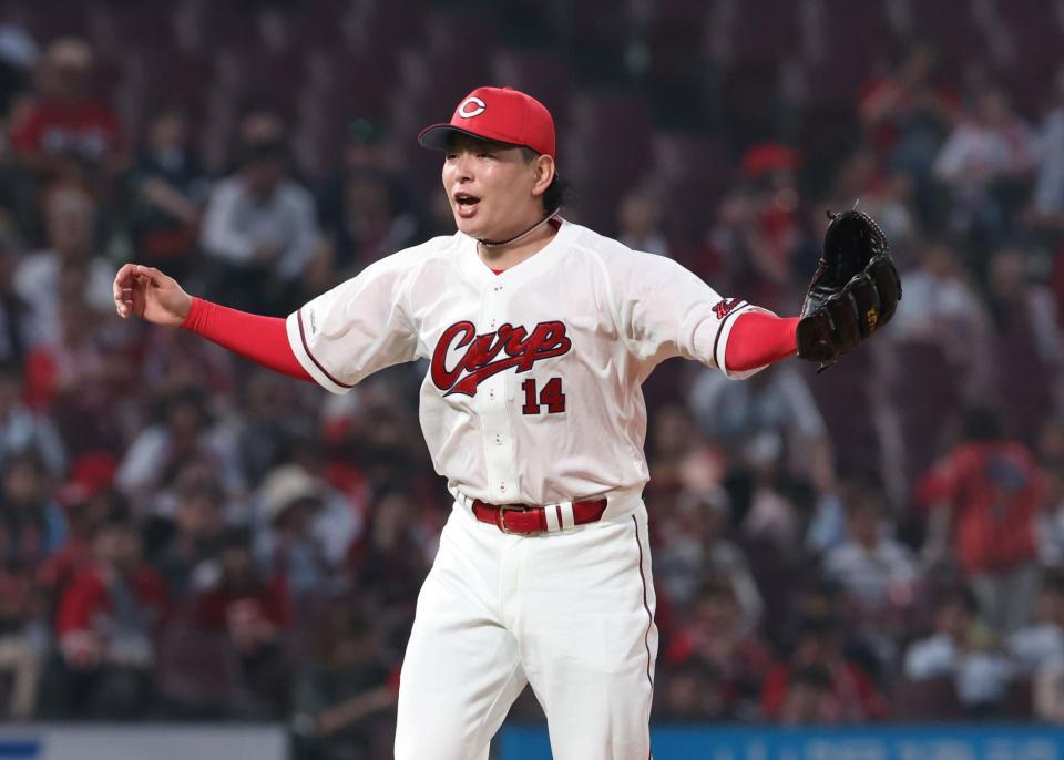 　６回、オスナを空振り三振に仕留め、両手を広げる大瀬良（撮影・市尻達拡）