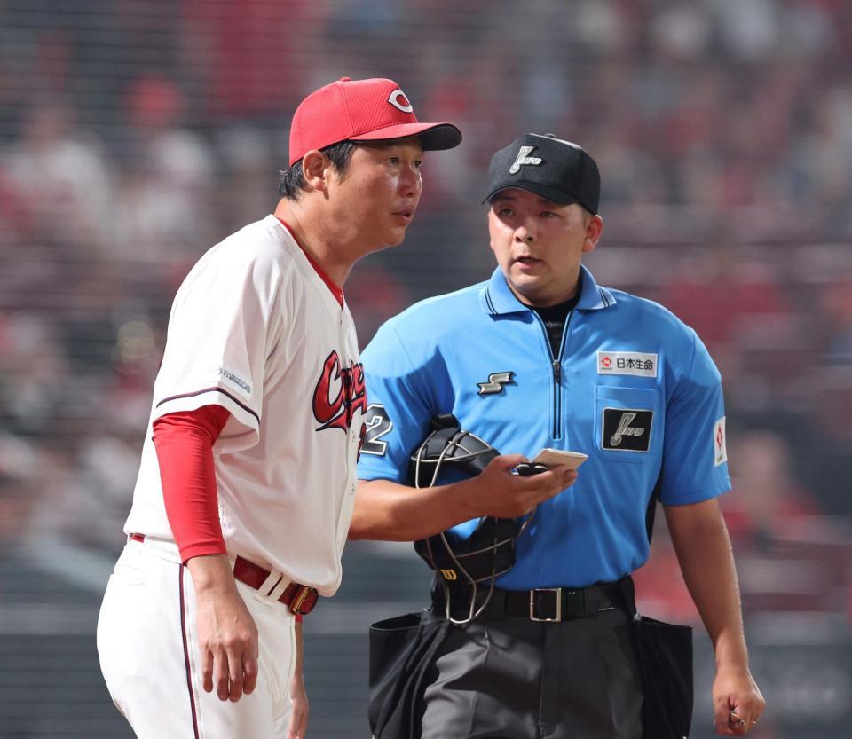 　９回の守備を前に、選手交代を告げる新井監督（撮影・市尻達拡）