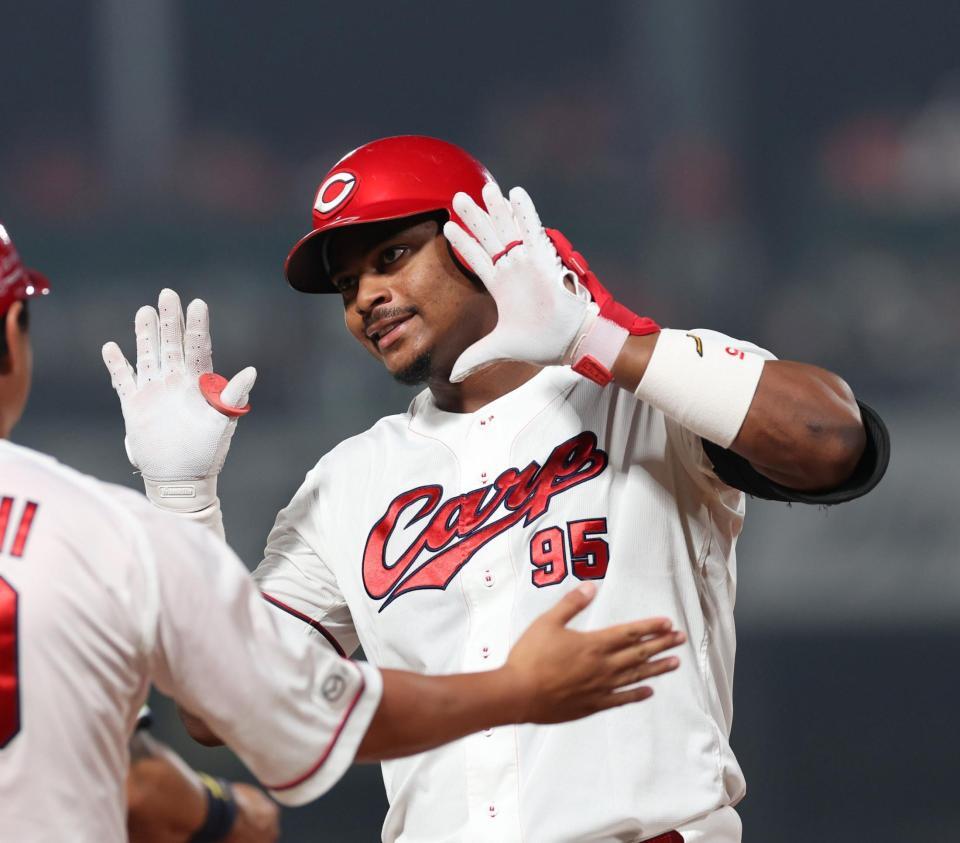 　７回、左前打を放ち、ポーズを決めるモンテロ（撮影・市尻達拡）